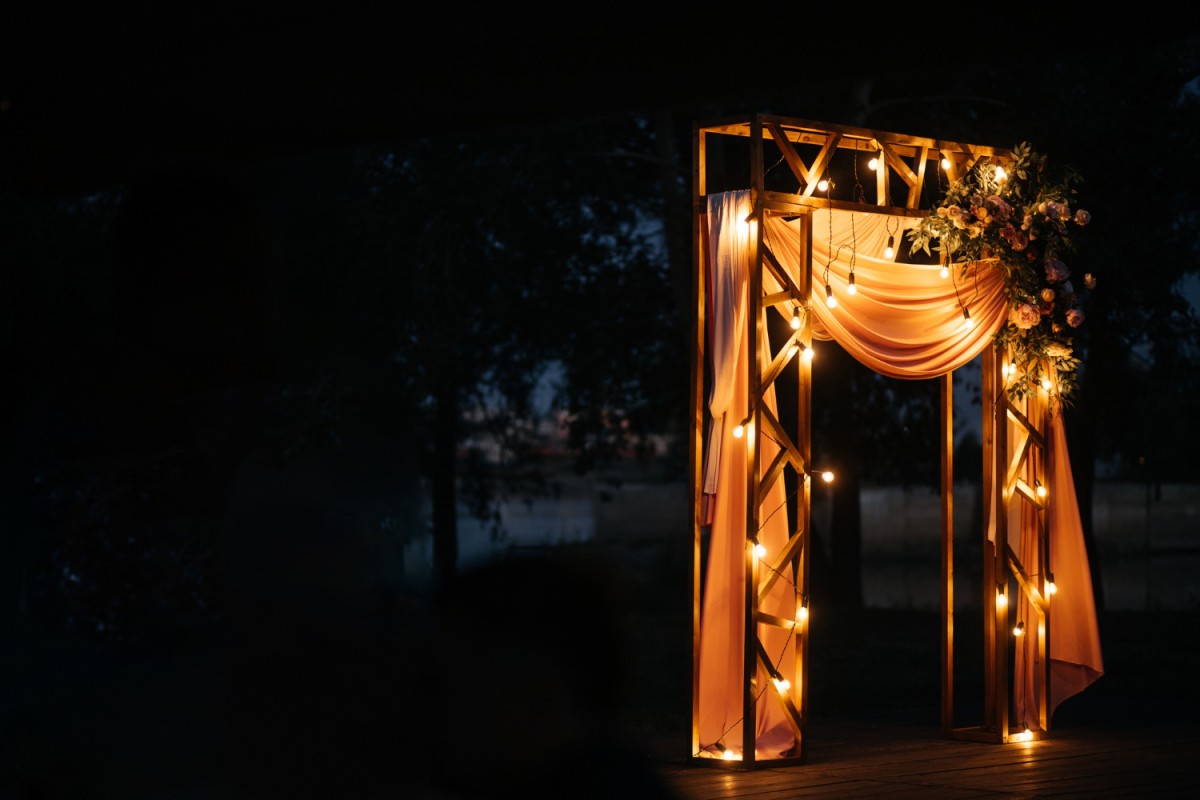 oświetlenie dekorujące wejście do domu na ślub