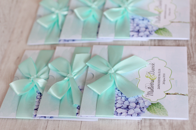 Delikatnie miętowe tło i pięknie prezentujący się na nim pąk niebieskiej hortensji – kolekcja Felicja od Amelia-Wedding