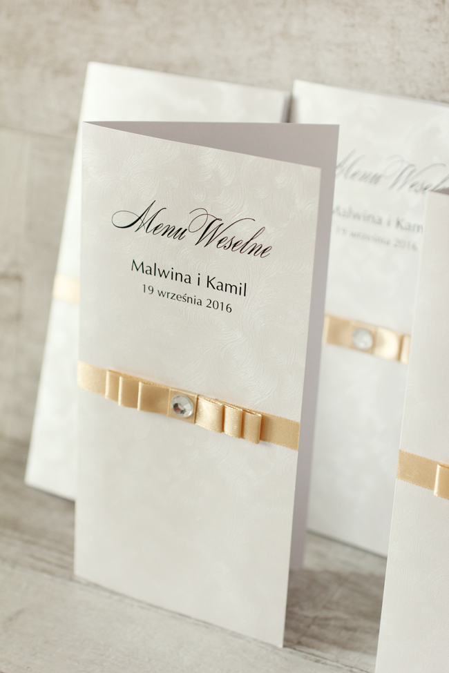 Zaproszenia i dodatki weselne z pięknym połączeniem metalicznego papieru perłowego i delikatnym kolorem tasiemki (cappuccino) od Amelia-Wedding.pl