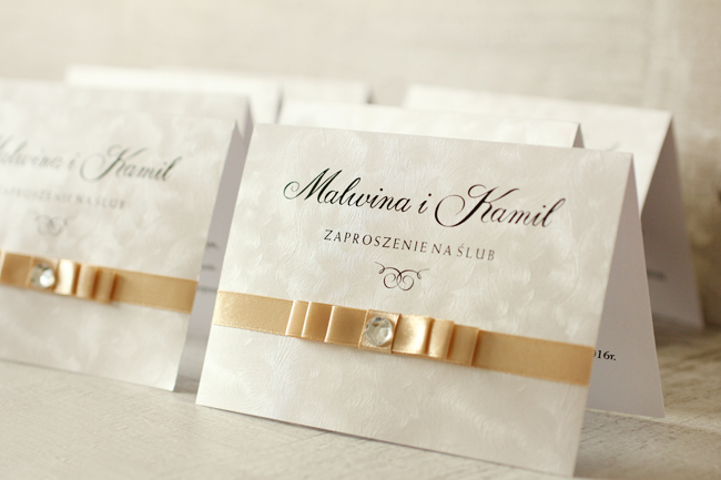 Zaproszenia i dodatki weselne z pięknym połączeniem metalicznego papieru perłowego i delikatnym kolorem tasiemki (cappuccino) od Amelia-Wedding.pl