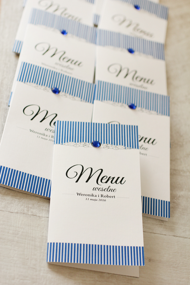 Zaproszenia i dodatki weselne z motyw eleganckich pasków w kolorze morskim, kobaltowym z kamyczkiem od Amelia-Wedding.pl