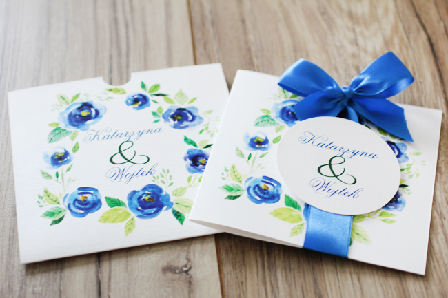 Zaproszenia i dodatki weselne z chabrowymi kwiatami wraz z tasiemką o tej samej barwie od Amelia-Wedding.pl