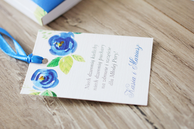 Zaproszenia i dodatki weselne z chabrowymi kwiatami wraz z tasiemką o tej samej barwie od Amelia-Wedding.pl