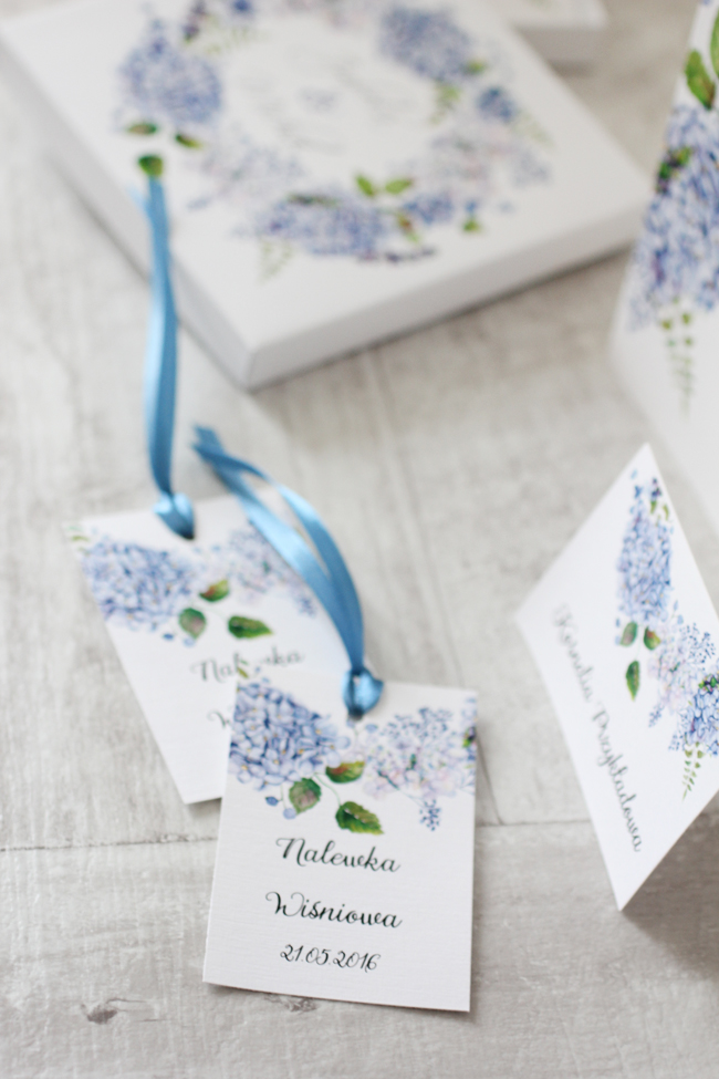 Zaproszenia i dodatki weselne z pięknym kwiatem hortensji od Amelia-Wedding.pl