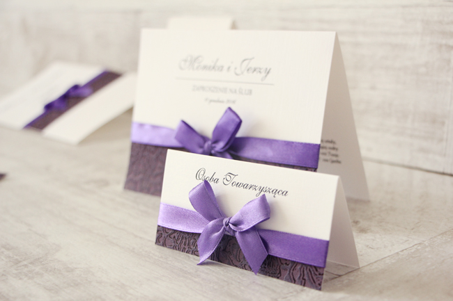 Zaproszenia i dodatki weselne z papierem ozdobnym z połyskiem fioletowym oraz tasiemką w kolorze wrzosowym od Amelia-Wedding.pl