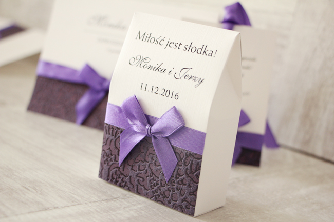 Zaproszenia i dodatki weselne z papierem ozdobnym z połyskiem fioletowym oraz tasiemką w kolorze wrzosowym od Amelia-Wedding.pl