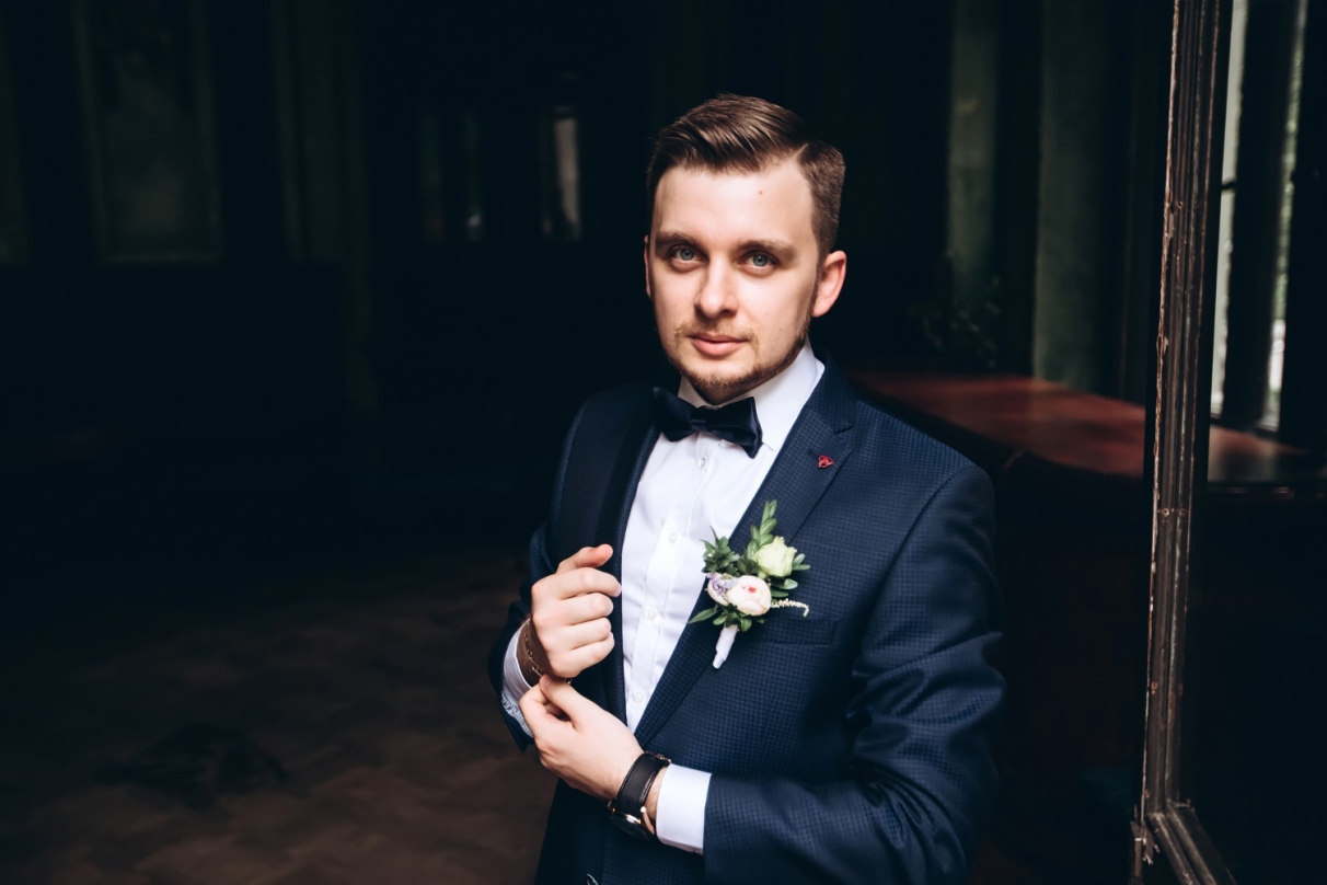 Jak wybrać garnitur lub smoking – poradnik ślubny dla Pana Młodego