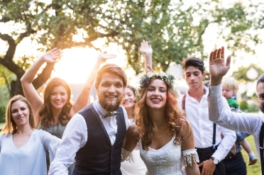 Wybór osoby udzielającej ślubu – ksiądz, urzędnik czy celebrant?